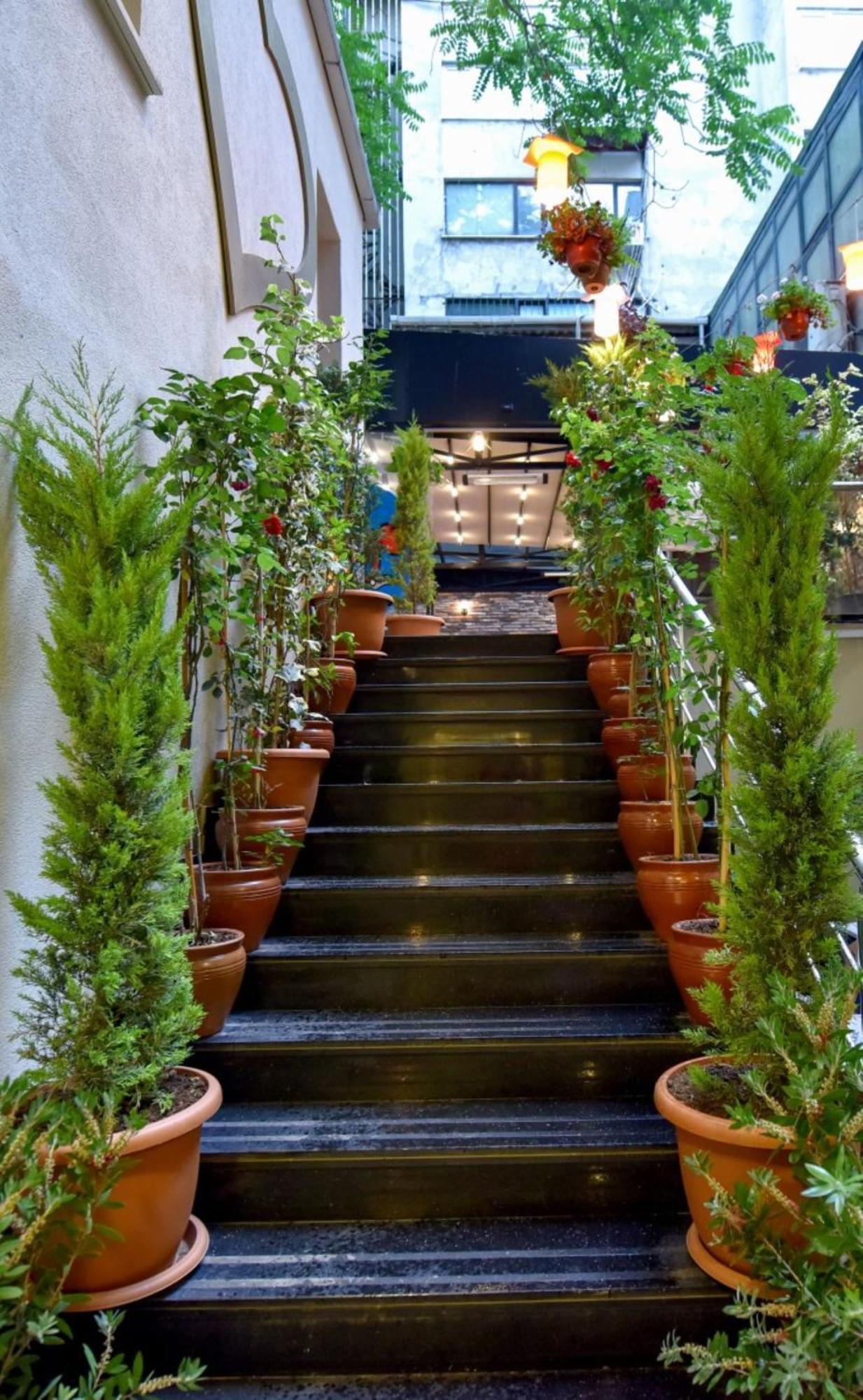 Royal Garden Suite And Hotel Istanbul Exterior photo