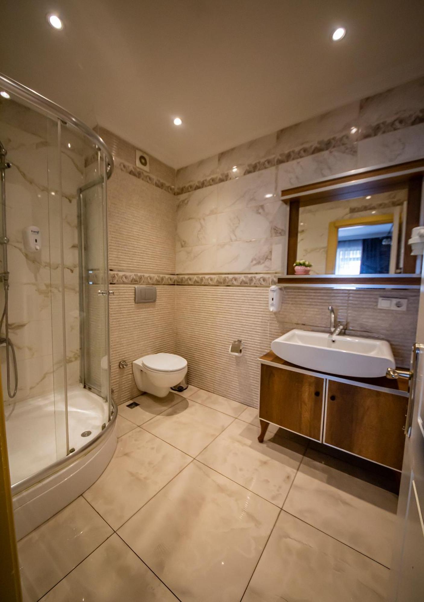 Royal Garden Suite And Hotel Istanbul Exterior photo