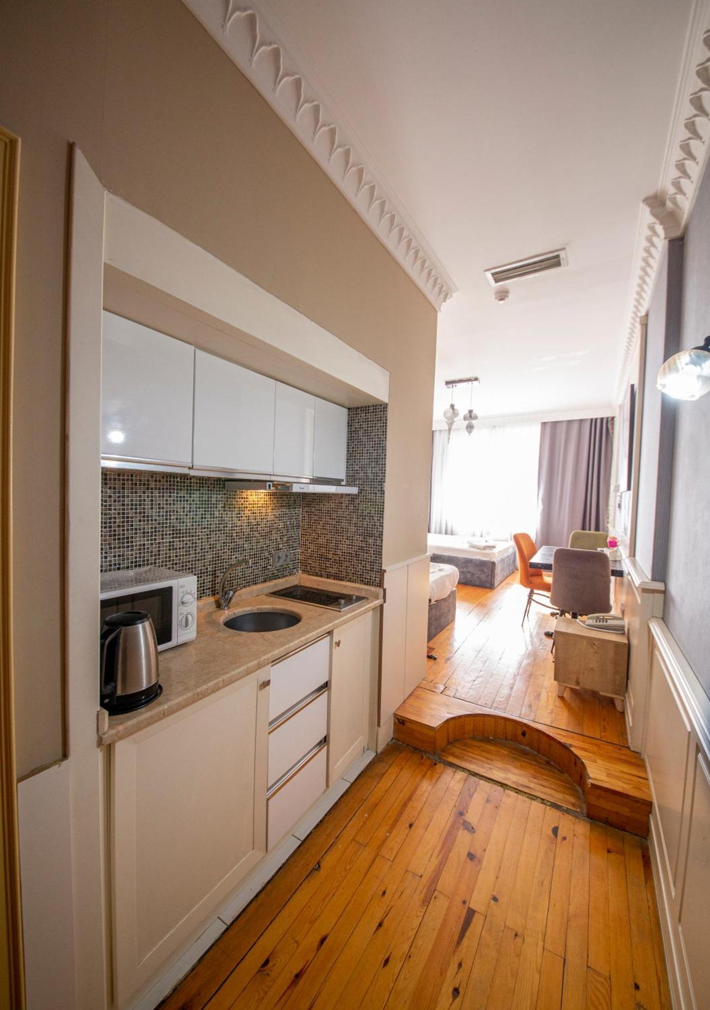 Royal Garden Suite And Hotel Istanbul Exterior photo