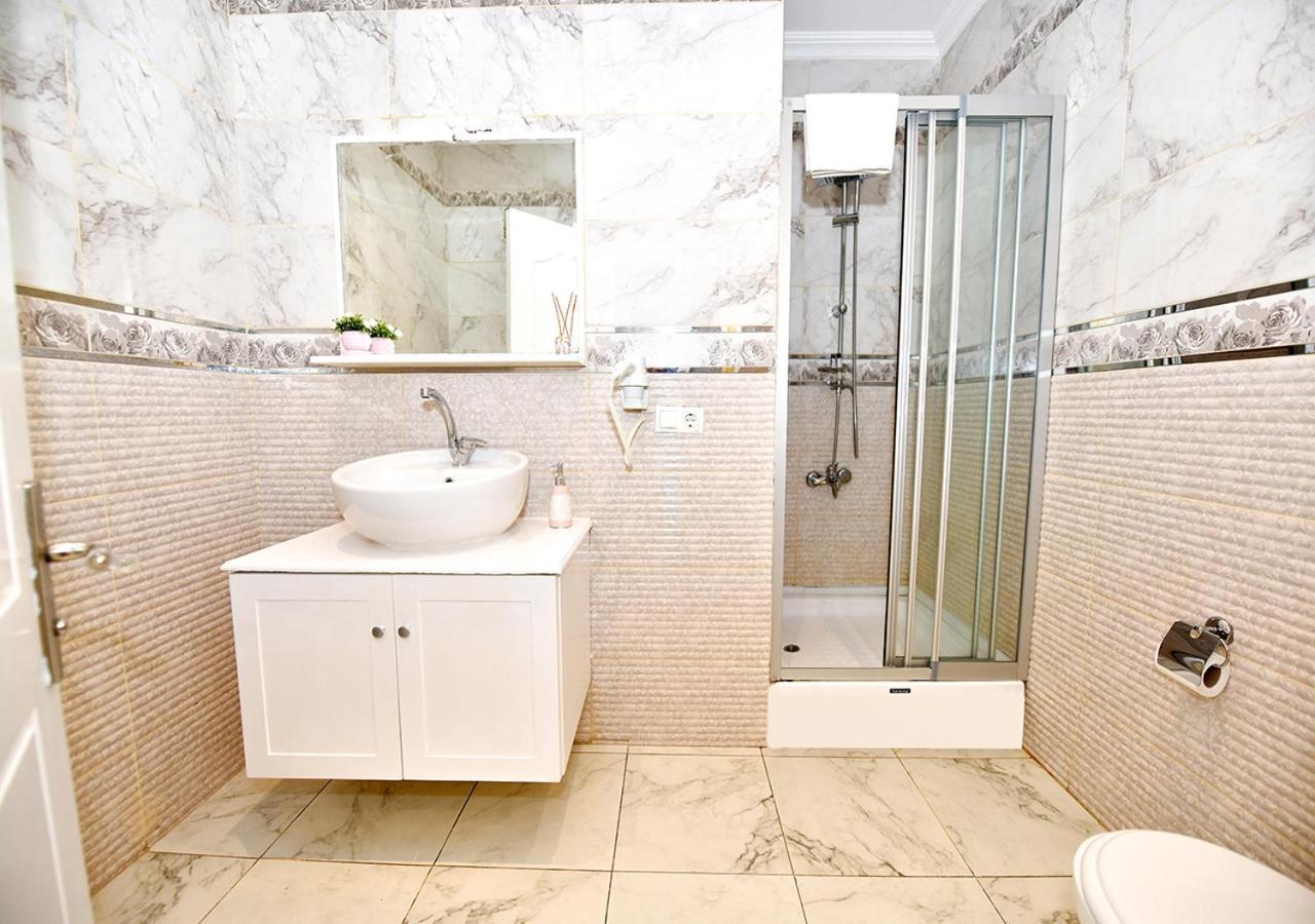 Royal Garden Suite And Hotel Istanbul Exterior photo