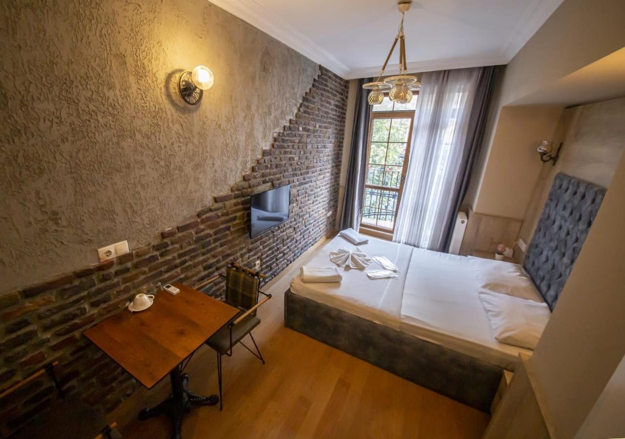 Royal Garden Suite And Hotel Istanbul Exterior photo
